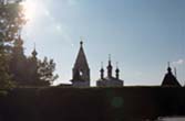 25 Юриев-Польский. Вид на Михайло-Архангельский монастырь и земляной вал. 26 сентября 2004 года